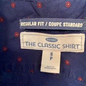 Floral pattern. Regular fit button down.